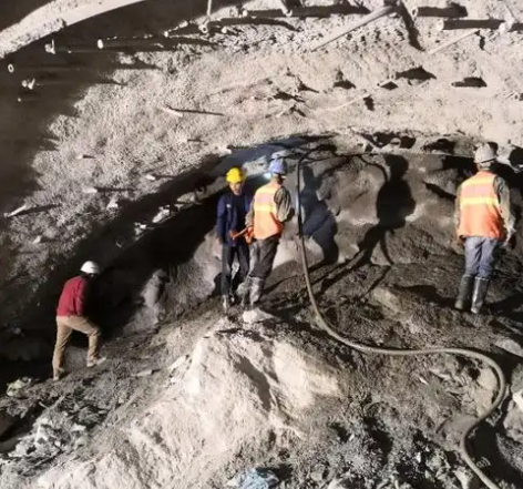 娄烦隧道拱顶带模注浆料，微膨胀注浆料的特点及施工工艺